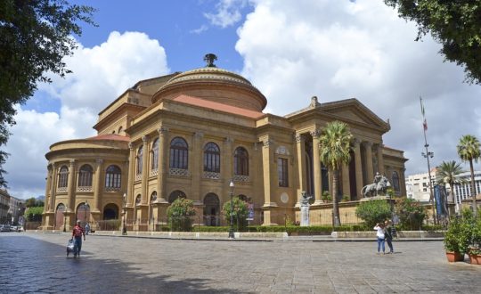 Italiaanse kleding voor een vakantie op Sicilië in stijl