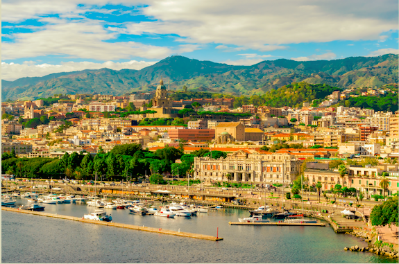 Leuke stad om te bezoeken tijdens een rondreis op Sicilië Messina, stad in Italië